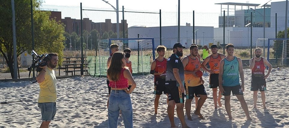 La prensa pone el foco en el balonmano playa de Madrid con motivo de los 25 años del Club